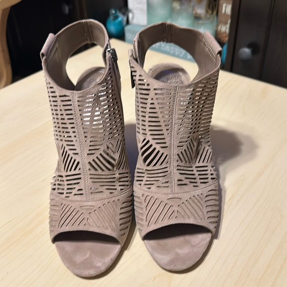 VINCE CAMUTO VC-KIMORA TRUE SUEDE SLINBACK CUTOUT SHIELD SANDALS HEEL main image 3